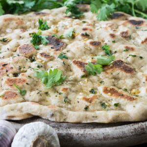 Selbstgerechtes Knoblauch-Koriander-Naan-Brot