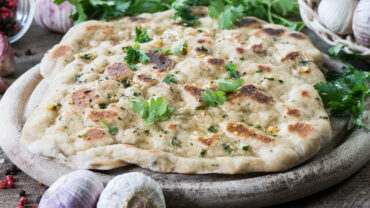 Selbstgerechtes Knoblauch-Koriander-Naan-Brot