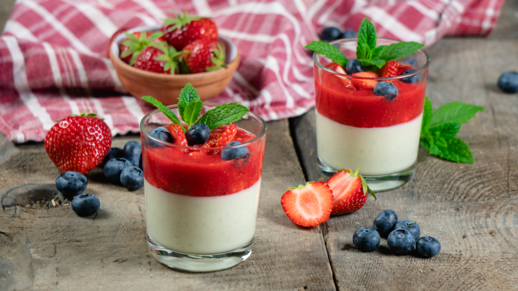 Panna Cotta mit Erdbeersauce im Glas - Flavoury Food Blog