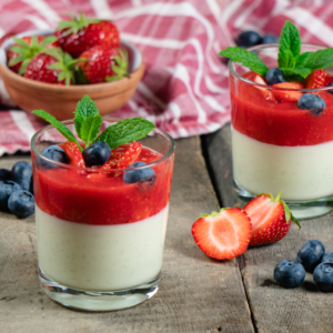 Panna Cotta Rezept mit Erdbeersoße