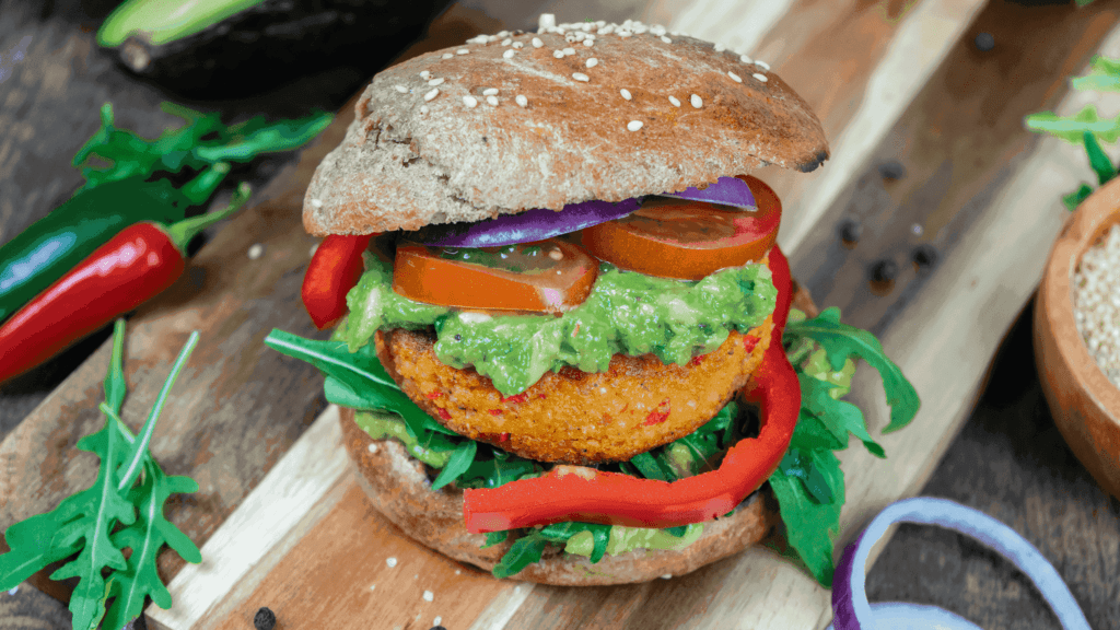 Würziger Hirse-Burger mit scharfer Guacamole - Flavoury