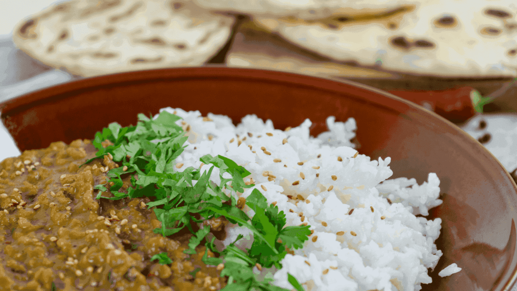 Linsen Dal Nahaufnahme mit Rezept und Schrittanleitung zum Nachkochen der indischen Küche