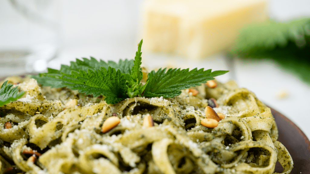 Frisches Brennnesselpesto selber machen - Flavoury Food Blog