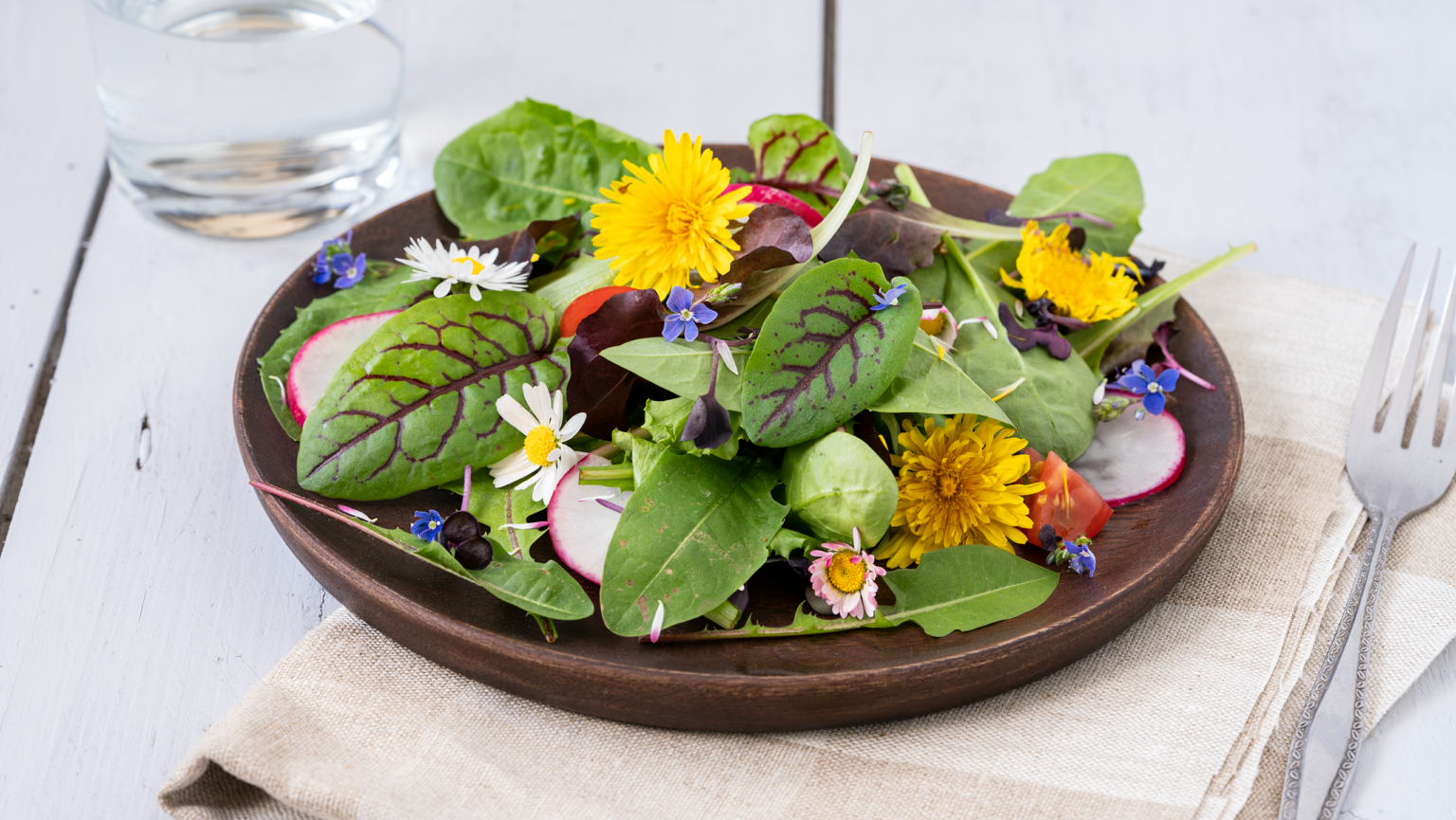 Rezept: Frühlingssalat mit Löwenzahn - Flavoury Food Blog