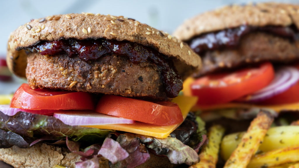 Vegetarisches und veganes Beyond Burger mit Kirsch-Sauce Rezept