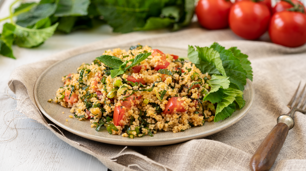 Couscoussalat mit Giersch - Flavoury Food Blog