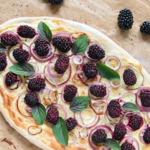 Flammkuchen mit Brommbeeren