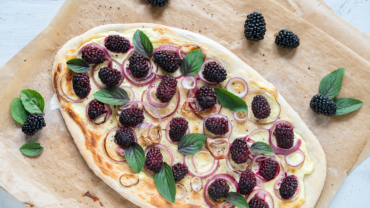 Flammkuchen mit Brommbeeren