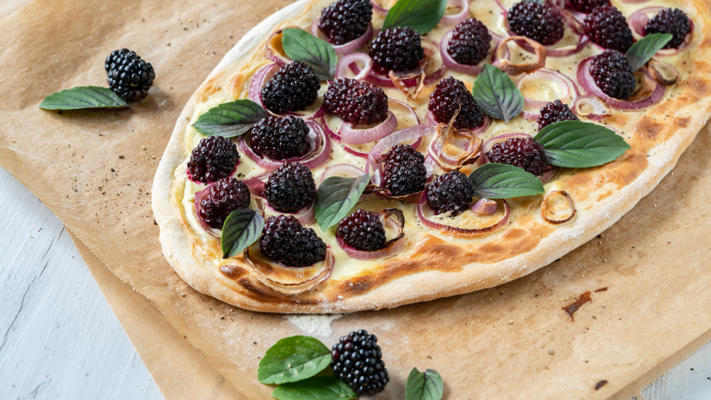 Erfrischender Brombeer-Flammkuchen