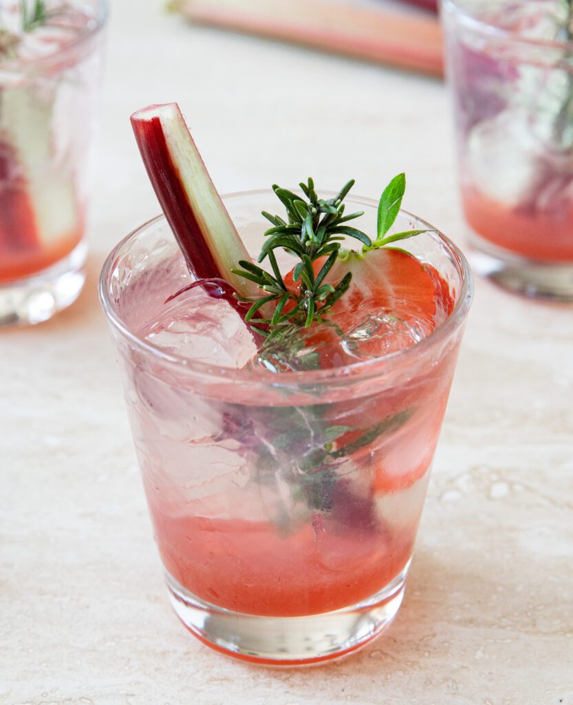 Rhabarber Mule oder Rhabarber Gin Tonic Rezept Nahaufnahme