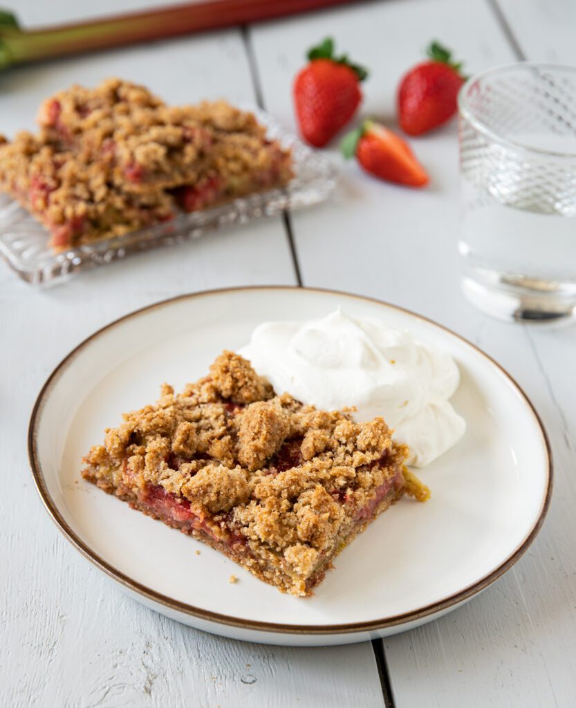 Erbeer Rhabarber Streuselkuchen Rezept Nahaufnahme