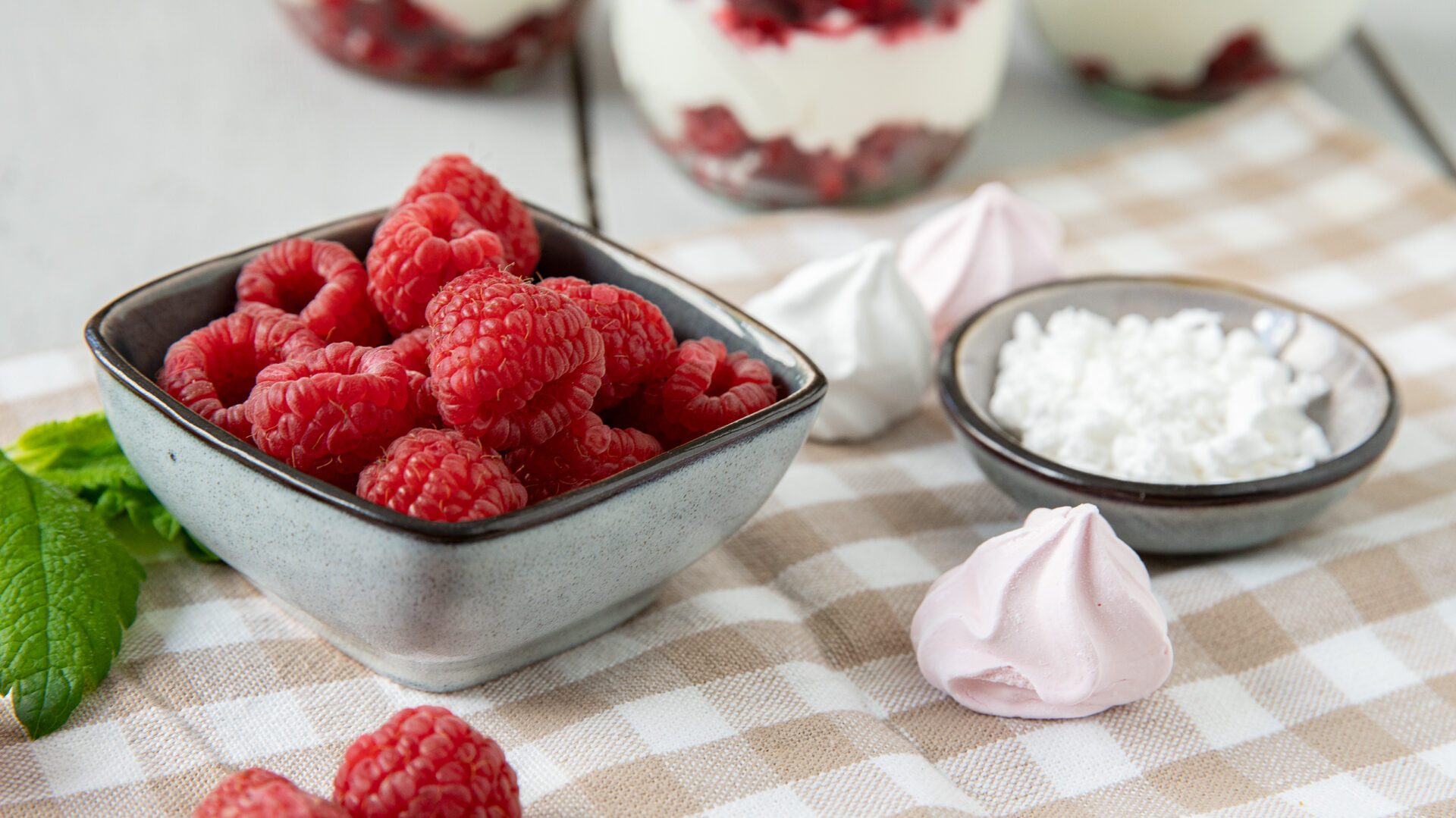 Himbeer-Baiser-Schichtdessert - Flavoury Food Blog