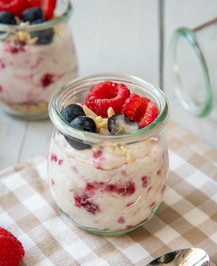 Himbeeren-Cheesecake im Glas Nahaufnahme